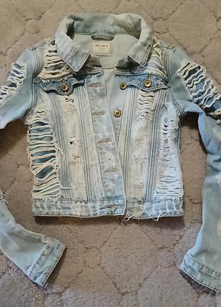 Джинсовка с рваностями 
джинсовая куртка с рваностями обманками
джинсовка укороченная