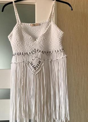 Жіночий білий топ у стилі бохо  bershka, виконаний у техніці вузликового плетіння макраме та декорований металевими намистинами й довгою бахромою.