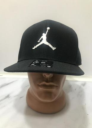 Класична чорна кепка jordan