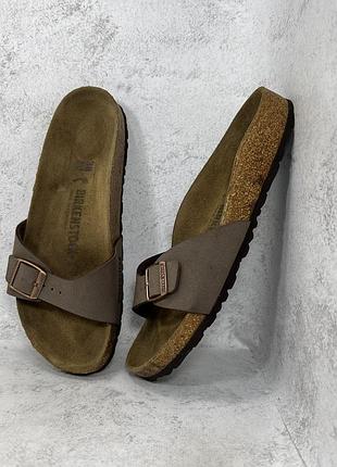 Коричневі шльопанці birkenstock madrid