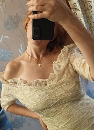 Кружевное платье с открытыми плечами 
платье с кружевом с открытыми плечами