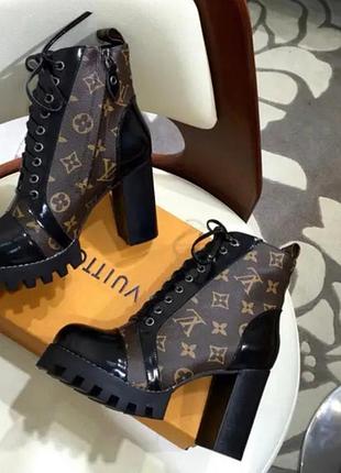 Louis vuitton star trail с фирменным узором monogram и массивным черным каблуком