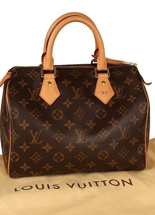Louis vuitton speedy, которая отличается своим культовым полотном с монограммой и кожаными ручками.