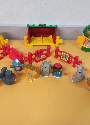 Игровой набор fisher-price little people zoo, включающий фигурки животных, элементы ограждения и здания