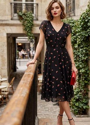 Платье мини бренда dorothy perkins 
замеры: пог -45 см,пот-38 см длина изделия -97см,