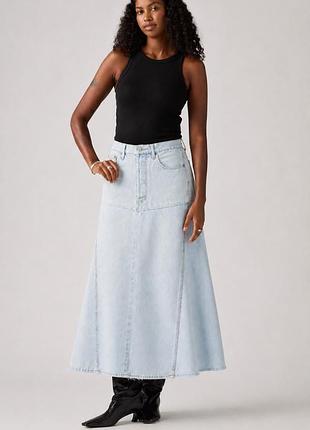 Стильна, вінтажна, джинсова спідниця levis світло-блакитного кольору. виконана зі щільної, бавовняної джинсової тканини, має високу посадку, класичну