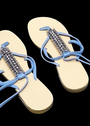 Жіночі блакитні босоніжки nine west мають прикрасу з темних стразів та стильний т-подібний ремінець роз.37-37,5