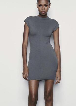 Трикотажное короткое вискозное серое платье zara