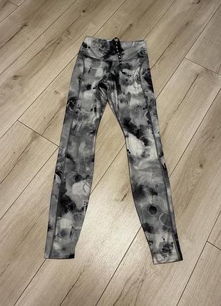 Легінси — модель nike one women's mid-rise 7/8 leggings у сірому кольорі з ефектом «smoke», розмір xs