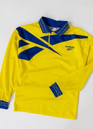 Яскрава, вінтажна, жіноча кофта-поло reebok у спортивному стилі, виконана в насиченому, жовтому кольорі з контрастними, синіми вставками. модель має