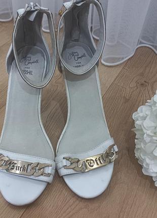 Jeffrey campbell for miss kl білі босоніжки із  золотим ланцюжком 40 розмір устілка-26