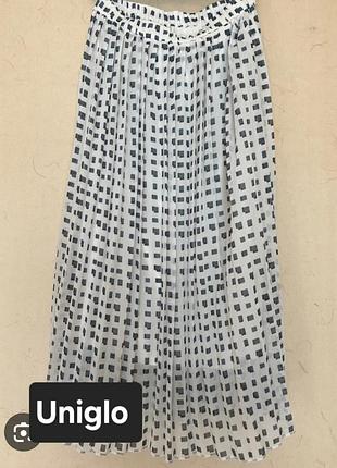 Белая юбка в стиле плиссе от
бренда uniqlo.