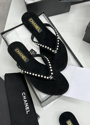Шльопанці chanel чорні барахтні з білими бусинками
