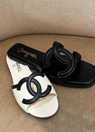 Шльопки chanel білі та чорні з великим лого нова колекція