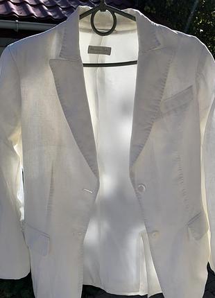 Білий жіночий блейзер із льону від бренду massimo dutti.