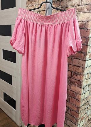 Розовое платье с шикарным декольте, итальялия