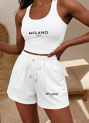 Білий жіночий літній костюм із шортами та кроп топом milano italy спортивний трикотажний комплект із принтом