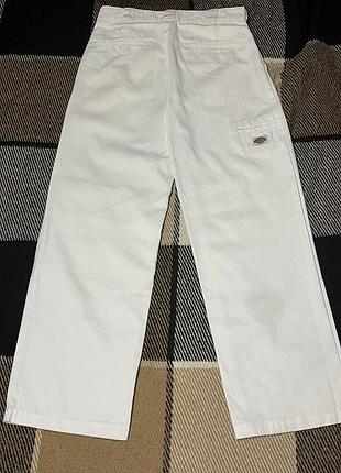 Белые джинсы от бренда dickies размер 32 (l) состояния у них идеальный джинсовый красивый материал маэ маленький дефект который указан на фото