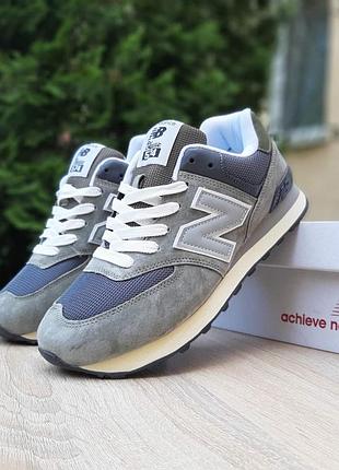 Мужские качественные и стильные кроссовки new balance 574 серые зеленый задник
