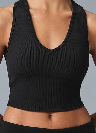 Топ alo yoga goddess ribbed cropped racerback tank