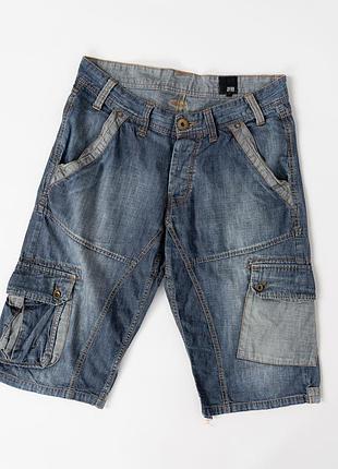 Чоловічі, джинсові шорти jack & jones у класичному, синьому кольорі. модель виконана з бавовняного деніму та має подовжений крій до коліна. шорти ос