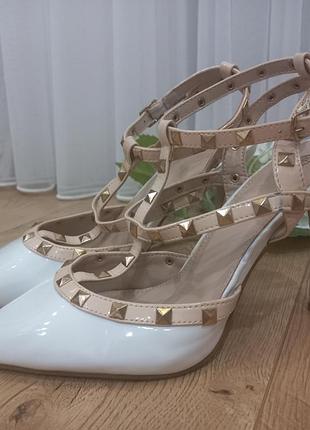 Білі туфлі-човники на підборах у стилі valentino 39 розмір устілка-25
