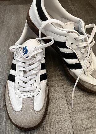 Фірмові шкіряні кросівки бренд adidas розмір 34/35