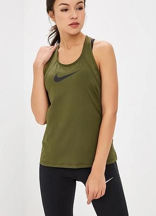 Жіноча, спортивна майка nike dri-fit у стильному, оливково-зеленому кольорі. модель має класичний крій racerback із відкритою спинкою, круглий виріз