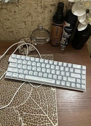 Белая клавиатура с подсветкой