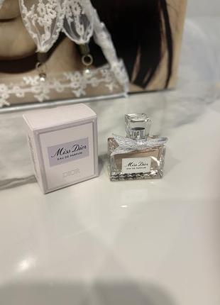 Мініатюра парфумованої води miss dior eau de parfum від christian dior об'ємом 5 мл.