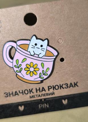 Класний металевий стильний значок пін котик в чашці