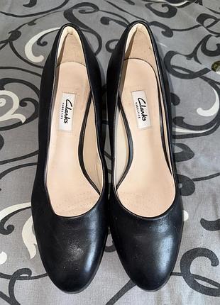 Гарне взуття фірми clarks