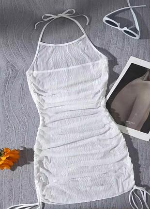 Белое пляжное туника платье-накидка от shein с халтер-вырезом и рюшами по бокам.