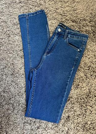 Стильні джинси з розрізами на ніжці