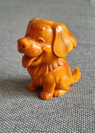 Деревяна статуетка щасливий песик