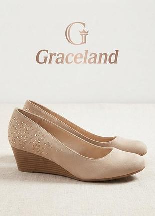 Жіночі туфлі на танкетці,нові,недорогі
човники graceland,р.40