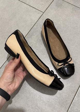Балетки clarks 37 натуральна шкіра бежево-чорні з лаковим носком