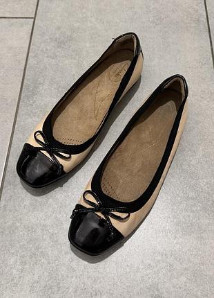Балетки clarks 37 натуральна шкіра бежево-чорні з лаковим носком