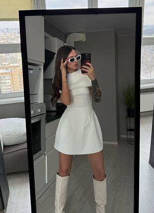 Стильное женское платье с накидкой кейп мини белый, m