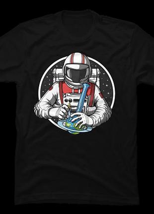 Футболка astronaut hitting weed bong