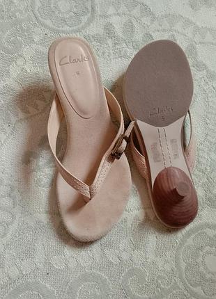 Clarks босоножки вьетнамки на маленьком каблуке