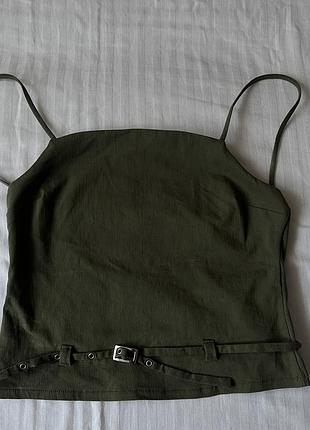 Стильний топ від pull&bear у трендовому кольорі хакі. модель із відкритою спинкою, яка чудово підкреслює силует і стане ідеальним вибором для літа.