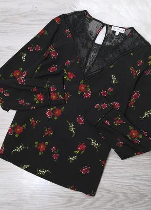 Женственная чёрная блуза в цветы с кружевом