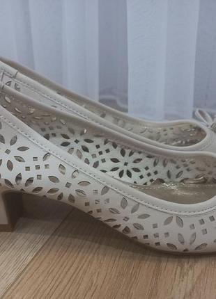 Pavers shoes балетки на підборі з перфорацією кремового кольору 37 розмір устілка-24