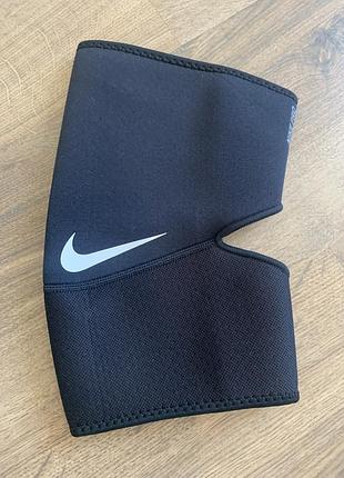 Спортивний бандаж на коліно nike pro, закрите коліно, розмір m