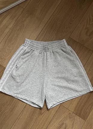 Жіночі спортивні шорти adidas сірі