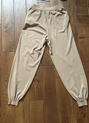 Жіночий костюм спортивного casual стилю