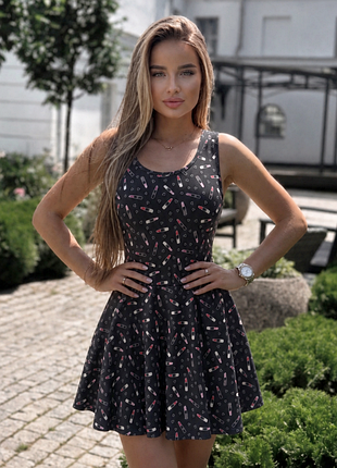 Летнее платье❤️красиво тянется 👗 летнее платье fb sister 💄 платье мини с принтом помады ☀️ легкое трикотажное платье на лето м/л