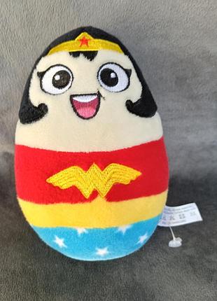 М'яка іграшка wonder woman (диво-жінка) у формі яйця з серії dc super heroes