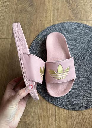 Шльопанці adidas рожеві